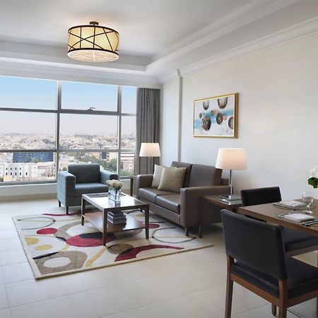 Marriott Executive Apartments 阿可贺巴 外观 照片 A living room at the hotel