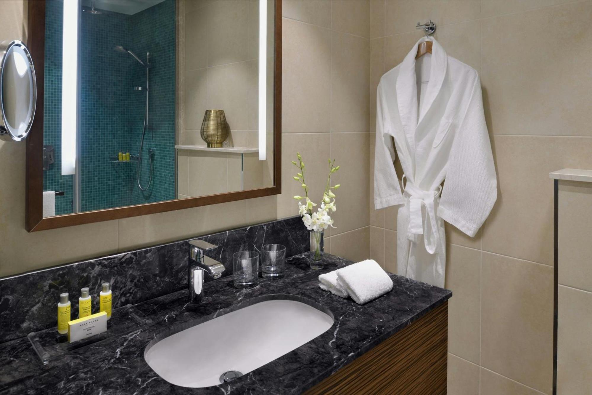 Marriott Executive Apartments 阿可贺巴 外观 照片 A bathroom in a hotel